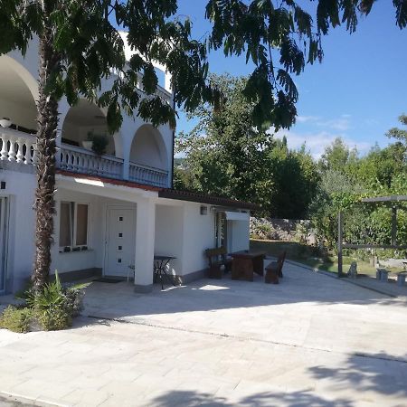 Apartman Nevia Lka Opric Zewnętrze zdjęcie