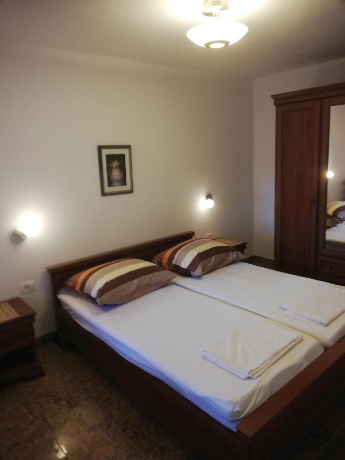 Apartman Nevia Lka Opric Zewnętrze zdjęcie