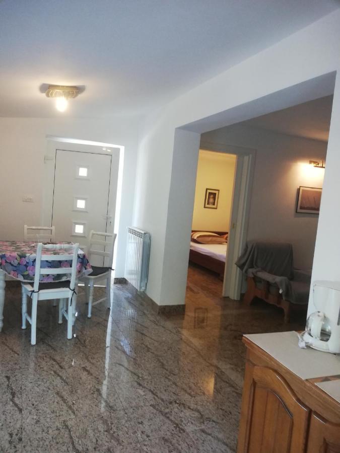Apartman Nevia Lka Opric Zewnętrze zdjęcie