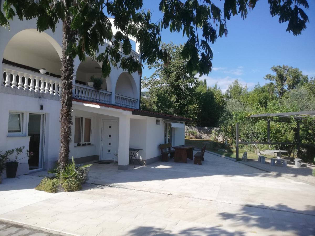 Apartman Nevia Lka Opric Zewnętrze zdjęcie